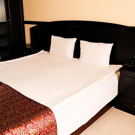Belon Life Hotel Astana Exteriör bild
